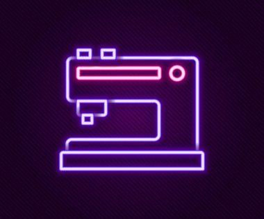 Parlayan neon hattı dikiş makinesi simgesi siyah arkaplanda izole edildi. Renkli taslak konsepti. Vektör