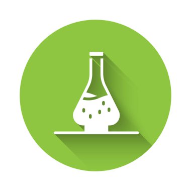 Şarap ikonu için beyaz dekan uzun gölgeli arka planda izole edilmiş. Yeşil daire düğmesi. Vektör