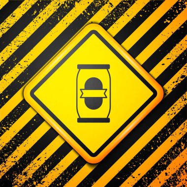 Siyah Bira ikonu sarı arkaplanda izole edilebilir. Uyarı işareti. Vektör
