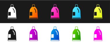 Plastik şişeyi çamaşır deterjanı, çamaşır suyu, bulaşık deterjanı ya da siyah beyaz arka planda izole edilmiş başka bir temizlik malzemesi için ayarla. Vektör