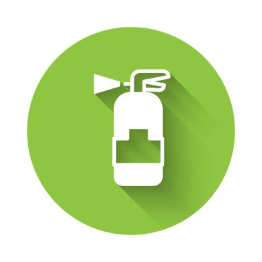 Beyaz Yangın söndürme ikonu uzun gölge arkaplan izole. Yeşil daire düğmesi. Vektör