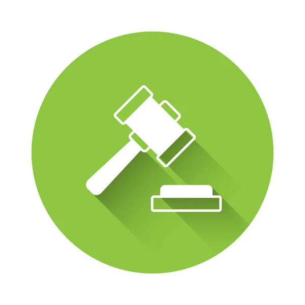 White Judge gavel icon isolated with long shadow background. Gavel for adjudication of sentences and bills, court, justice. Auction hammer. Green circle button. Vector — Vettoriale Stock