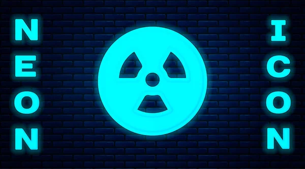 Parlayan neon ışıklı ikon, tuğla duvar arka planında izole edilmiş. Radyoaktif zehirli sembol. Radyasyon tehlikesi işareti. Vektör — Stok Vektör