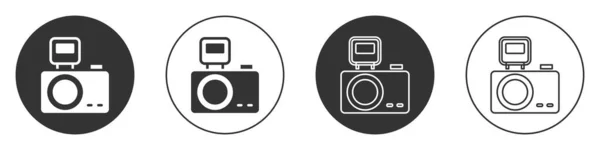 Cámara fotográfica negra con icono de flash de iluminación aislado sobre fondo blanco. Cámara fotográfica. Fotografía digital. Botón de círculo. Vector — Vector de stock