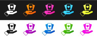 El ele tutuş iskambil kartı simgesini siyah beyaz arkaplanda izole et. Kumarhane oyun tasarımı. Vektör