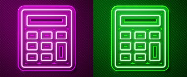 Parlayan neon çizgisi hesap makinesi simgesi mor ve yeşil arkaplanda izole edildi. Muhasebe sembolü. İş hesaplamaları matematik eğitimi ve finans. Vektör