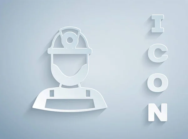 Minero de corte de papel en un icono de casco aislado sobre fondo gris. Estilo de arte de papel. Vector — Vector de stock