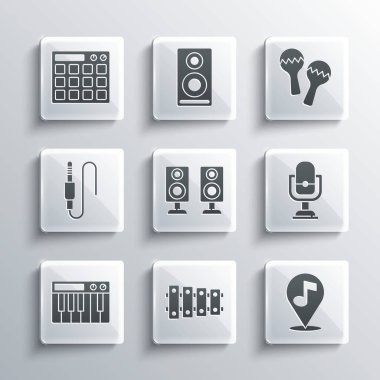 Ksilofon, Konum notası, Mikrofon, Stereo hoparlör, Müzik sentezleyicisi, Ses kumandası, Davul makinesi ve Maracas simgesi ayarla. Vektör