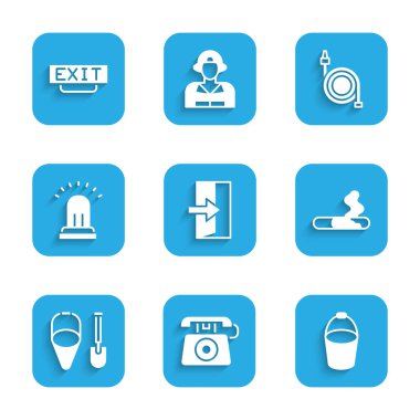 Yangın çıkışını ayarlayın, 911 'i arayın, kova, sigara, kürek ve alarm zili, hortum makarası ve ikon. Vektör