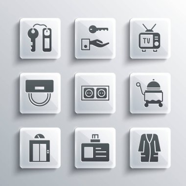 Kimlik kartı, bornoz, tepsiyle kaplı, elektrik prizi, asansör, belboy şapkası, otel kapı kilidi anahtarı ve Retro TV ikonu. Vektör