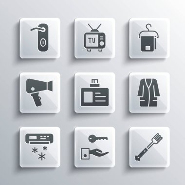 Otel kapı kilidi anahtarı, çatal, bornoz, kimlik kartı, klima, saç kurutma makinesi, kapı kolu ve havlu asma ikonu. Vektör