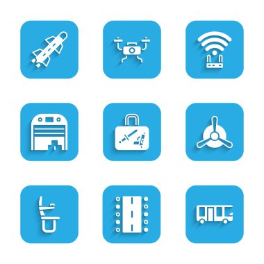 Bavul, havaalanı pisti, otobüs, uçak pervanesi, uçak koltuğu, uçak hangarı, Router ve wi-fi sinyali ve roket ikonu ayarlayın. Vektör