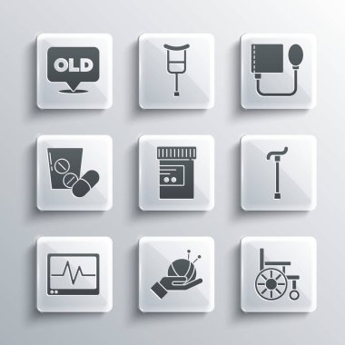 Örgü iğneli iplik yumağı, tekerlekli sandalye, baston baston, ilaç şişesi ve haplar, monitör kardiyogramı, tablet, bakım evi ve kan basıncı ikonu. Vektör