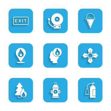 İtfaiyeciyi, yangın musluğunu, yangın söndürücüyü, yanan orman ağacını, alev alev yanan yeri, koni kovasını ve çıkış ikonunu ayarlayın. Vektör