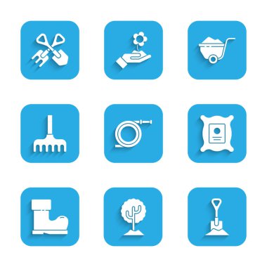 Bahçe hortumunu ya da yangın hortumunu, ağacı, küreği, tohum dolu tohum paketini, su geçirmez lastik botu, tırmığı, çamur ve ikonla el arabasını hazırla. Vektör