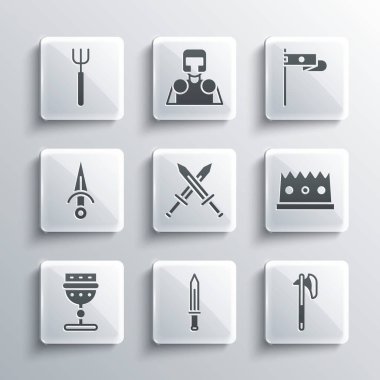 Ortaçağ kılıcı, balta, Kral tacı çapraz ortaçağ kadehi, hançer, bahçe yabası ve bayrak ikonu. Vektör