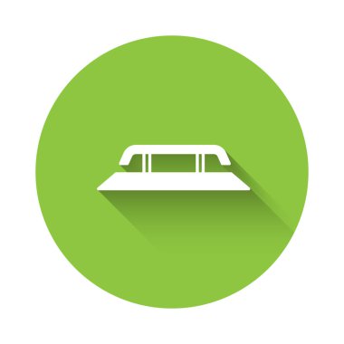 Uzun gölgeli demiryolu ikonu olan beyaz kaykay merdivenleri. Yeşil daire düğmesi. Vektör