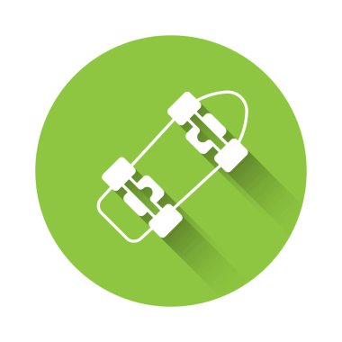 Beyaz kaykay simgesi uzun gölge arkaplanı ile izole edildi. Olağanüstü bir spor. Spor malzemeleri. Yeşil daire düğmesi. Vektör