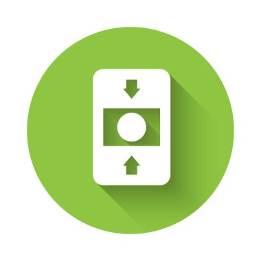 Beyaz Yangın Alarm Sistemi simgesi uzun gölge arkaplanı ile izole edildi. Yangın güvenlik kutusunu çek. Yeşil daire düğmesi. Vektör