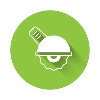 Uzun gölge arkaplan izole edilmiş çelik dişli disk ikonu ile beyaz elektrikli daire testere. Tahta ya da metal kesmek için elektrikli el aleti. Yeşil daire düğmesi. Vektör