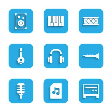 Kulaklıklar, notalı müzik kitabı, Gitar amplifikatörü, Klarnet, Mikrofon, Banjo, Davul ve Stereo hoparlörü ikonu. Vektör
