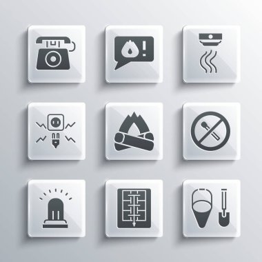 Tahliye planı, yangın küreği ve kovası, yangın söndürme, kamp ateşi, alarm zili, elektrik kıvılcımı, telefon 911 'i ve duman sistemi ikonunu ayarlayın. Vektör