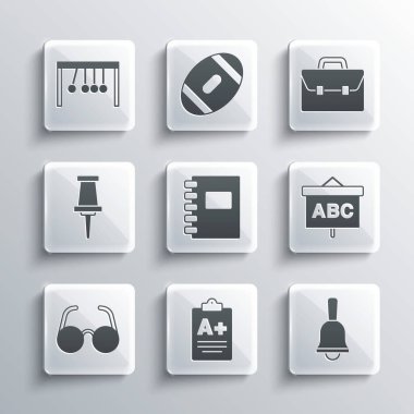 Sınav kağıdını A + dereceli, zil, karton tahta, spiral defter, gözlük, iğne, sarkaç ve evrak çantası simgesiyle ayarla. Vektör