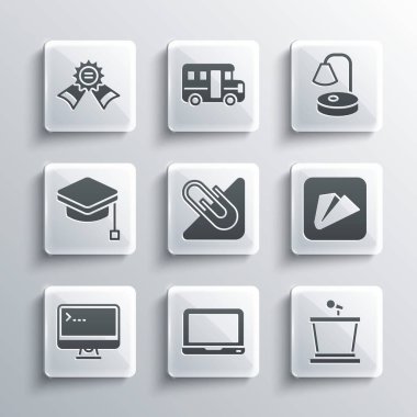 Dizüstü bilgisayar, sahne standı, kağıt uçak, ataç, bilgisayar monitörü, mezuniyet şapkası, madalya ve masa lambası ikonu. Vektör