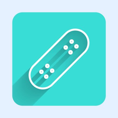 Beyaz çizgi kaykay simgesi uzun gölge arkaplanı ile izole edildi. Olağanüstü bir spor. Spor malzemeleri. Yeşil kare düğmesi. Vektör