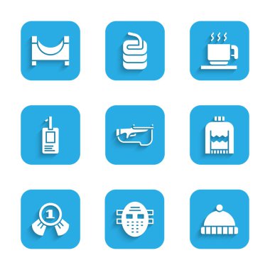 Biatlon tüfeği, hokey maskesi, kış şapkası, Noel süveteri, madalya, kimlik kartı, sıcak çikolata kupası ve kaykay parkı ikonu. Vektör