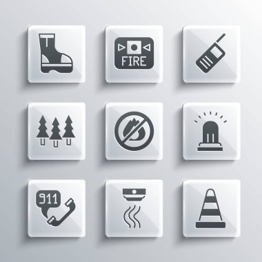 Duman alarmını, trafik konisini, zil zilini, itfaiyeyi, 911 'i, ormanı, itfaiye botlarını ve telsiz ikonunu arayın. Vektör