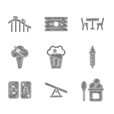 Patlamış mısırı kutuya koy, tahterevalli, dondurma kasesi, havai fişek, tarot kartları, waffle konisi, sandalyeli piknik masası ve lunapark treni ikonu. Vektör