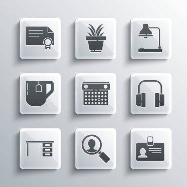 Arama görevlileri için büyüteç, kimlik kartı, kulaklık, takvim, ofis masası, çay poşetli çay fincanı, sertifika şablonu ve masa lambası ikonu. Vektör