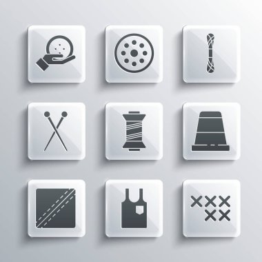 Kolsuz tişört, ayarlanabilir nakış halkası, dikiş dikmek için yüksük, dikiş ipliği, desen, örgü iğneleri, düğme ve iplik simgesi. Vektör