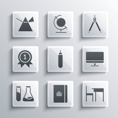 Spiral defteri, okul tablosu ve sandalyesini, bilgisayar monitörü ekranını, işaret kalemi, test tüpü şişesini, madalyayı, prizmada ışık ışınlarını ve pusula simgesini ayarla. Vektör