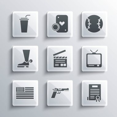 Tabanca ya da silah, bağımsızlık ilanı, Retro TV, Film alkışları, Amerikan bayrağı, kovboy çizmesi, samanlı kağıt bardak ve beysbol topu ikonu. Vektör