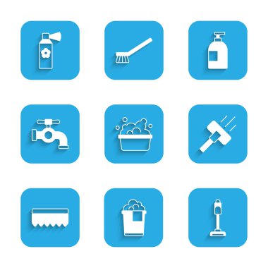 Sabun köpüklü leğen, kova köpüğü, elektrikli süpürge, sünger, su musluğu, bulaşık deterjanı şişesi ve hava spreyi ikonu koyun. Vektör