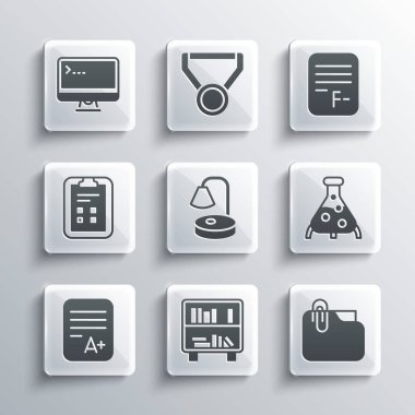 Rafı kitaplar, belge klasörü, test tüpü ve matarası, masa lambası, sınav kağıdı A artı not, kontrol işareti, bilgisayar monitörü ve kağıt yanlış cevap simgesi ile ayarla. Vektör