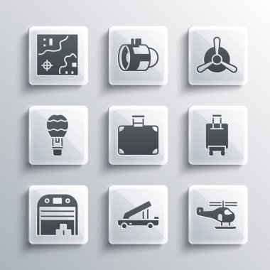 Yolcu merdiveni, helikopter, bavul, uçak hangarı, sıcak hava balonu, dünya yolculuğu haritası ve uçak pervanesi simgesi ayarlayın. Vektör