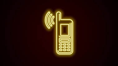 Siyah arkaplanda izole edilmiş ücretsiz kablosuz bağlantı ikonu olan parlak neon hattı akıllı telefon. Kablosuz teknoloji, kablosuz bağlantı, kablosuz ağ. 4K Video hareketli grafik canlandırması