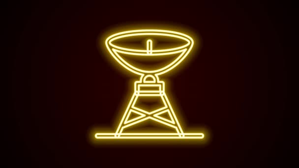 Светящаяся неоновая линия Значок спутниковой тарелки изолирован на черном фоне. Радиоантенна, астрономия и космические исследования. Видеографическая анимация 4K — стоковое видео