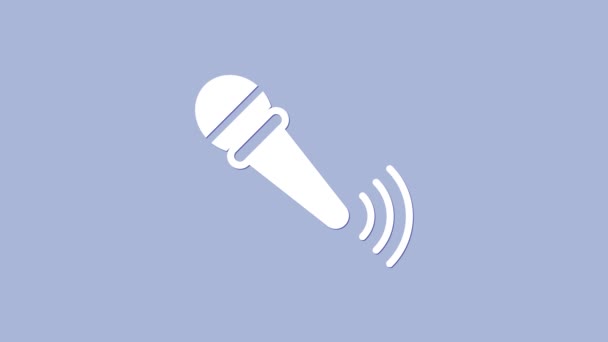 Белый значок микрофона выделен на фиолетовом фоне. На радиомикрофоне. Знак оратора. Видеографическая анимация 4K — стоковое видео