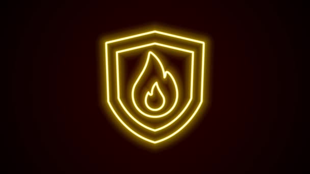 Gloeiende neon lijn Brandwerende schild pictogram geïsoleerd op zwarte achtergrond. Verzekeringsconcept. Beveiliging, veiligheid, bescherming, bescherming concept. 4K Video motion grafische animatie — Stockvideo