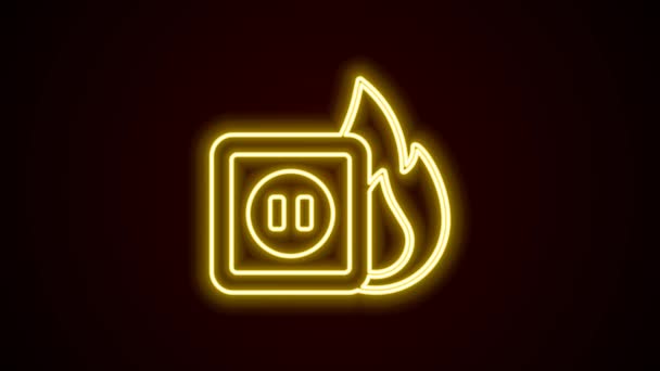 Siyah arkaplanda izole edilmiş ateş ikonundaki elektrik prizinin parlayan neon hattı. Elektrik güvenliği kavramı. Fiş prizi yanıyor. 4K Video hareketli grafik canlandırması — Stok video