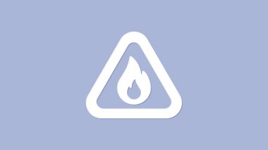 Mor arkaplanda izole edilmiş üçgen ikondaki beyaz ateş alevi. Yanıcı madde için uyarı işareti. 4K Video hareketli grafik canlandırması