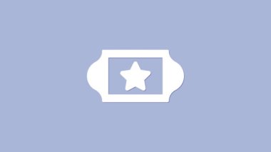 Mor arka planda izole edilmiş Beyaz Sinema bileti ikonu. 4K Video hareketli grafik canlandırması