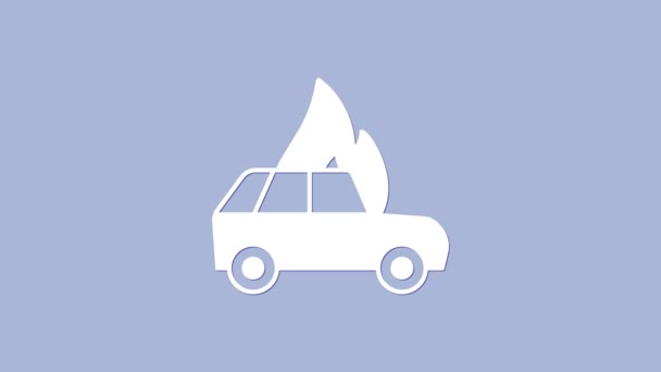 White Burning icono del coche aislado sobre fondo púrpura. Coche en llamas. Auto roto cubierto de fuego y humo. Animación gráfica de vídeo 4K — Vídeos de Stock