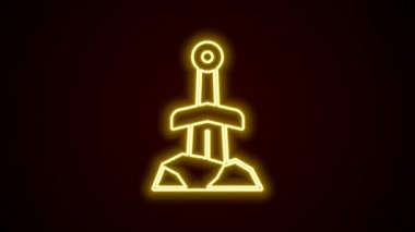 Siyah arkaplanda izole edilmiş taş ikonunda parlayan neon çizgisi kılıcı. Taştaki kılıç Excalibur, Arthur efsanelerinden. 4K Video hareketli grafik canlandırması