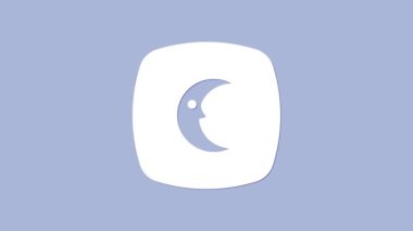 Beyaz Ay ve yıldızların simgesi mor arkaplanda izole edilmiş. Bulutlu gece işareti. Uyku rüyalarının sembolü. Dolunay. Gece ya da yatak zamanı tabelası. 4K Video hareketli grafik canlandırması