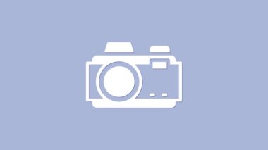 Mor arkaplanda beyaz fotoğraf makinesi simgesi izole edildi. Foto kamera. Dijital fotoğrafçılık. 4K Video hareketli grafik canlandırması